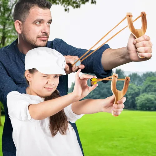 Vista 5 de ArtCreativity Tirachinas de madera con 20 bolas - Tirachinas de madera para niños - Lanza bolas a más de 20 pies - Bolas suaves para juego seguro