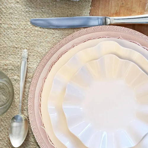 Vista 6 de Platos de carga de 13" de aluminio rosa, juego de 6 platos elegantes con relieve de encaje, platos de servidor redondos para plato de cena, juego