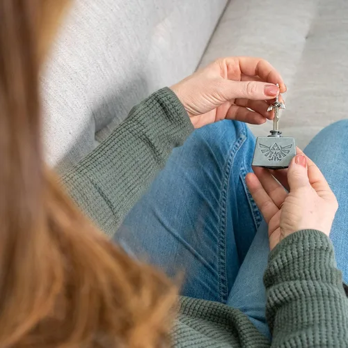 Vista 3 de BePuzzled, Legend of Zelda Master Sword Hanayama Brain Teaser, Mensa nivel 6, para edades de 12 años en adelante