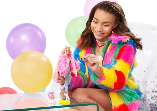 Vista 2 de Barbie Muñeca extra y accesorios con pelo rizado rubio con rayas rosadas en un abrigo rosa esponjoso con unicornio y cerdo para mascotas