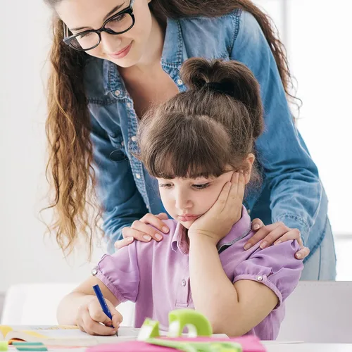 Vista 7 de Adecuado para 2 a 6 años de edad, lápiz grueso de agarre triangular corto, 8 lápices de madera escritos a mano para niños de 3.5 pulgadas