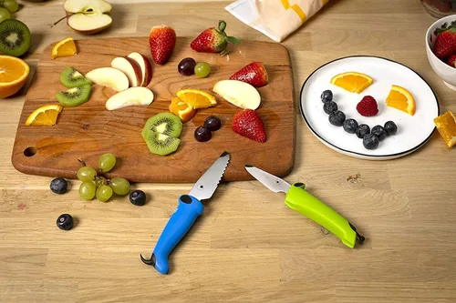 Vista 6 de Kuhn Rikon Kinderkitchen Juego de cuchillos de chef para niños de 6 pulgadas, 2 piezas, verde/azul, borde recto y cuchillo dentado, herramienta