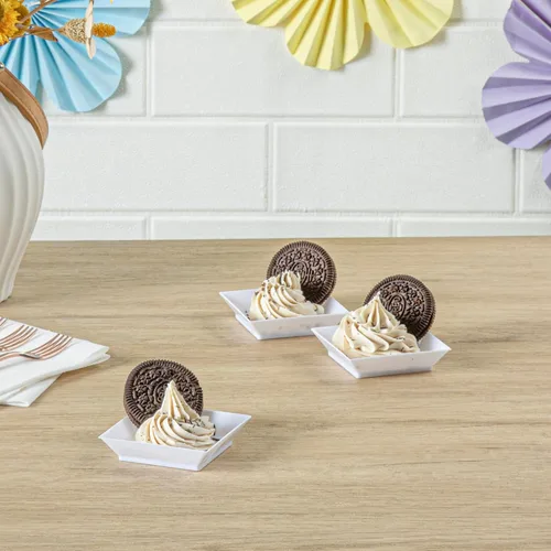 Vista 3 de Restaurantware Mini platos de degustación de 2.5 x 2.5 pulgadas, 100 platos cuadrados desechables de plástico, platos de plástico blanco duraderos