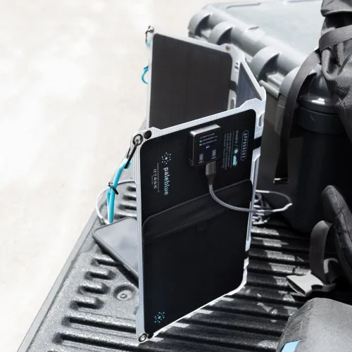 Vista 3 de Paleblue Approach 2 Cargador de panel solar portátil – 21 vatios – Cargador solar plegable de triple panel con puertos USB duales, cables de agarre
