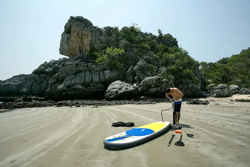 Vista 2 de Blue Water Toys Kit de tabla de remo inflable Crossover de pie o kayak: bomba, mochila, correa de bobina, paletas, asiento desmontable, límite