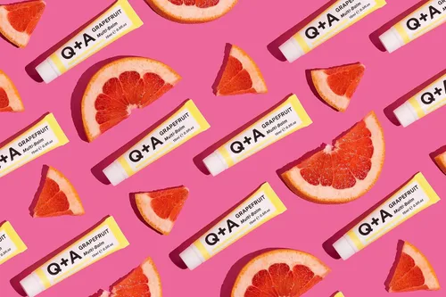 Vista 4 de Q+A Bálsamo múltiple de pomelo, 0.51 fl oz / 0.5 fl oz, bálsamo hidratante vegano integral para labios, cutículas y parches secos, con jojoba