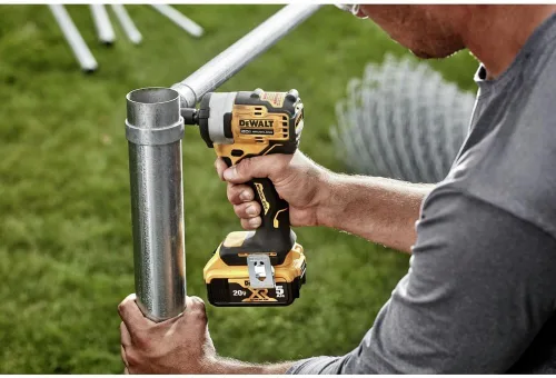 Vista 5 de DEWALT DCF913B 20V MAX* 3/8 pulgadas Llave de impacto inalámbrica con yunque de anillo de cerdo (solo herramienta)