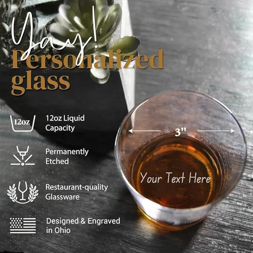 Vista 3 de Parte inferior de vidrio de whisky personalizada grabada con tu texto personalizado, vaso de bourbon grabado de 12 onzas para cócteles, regalo