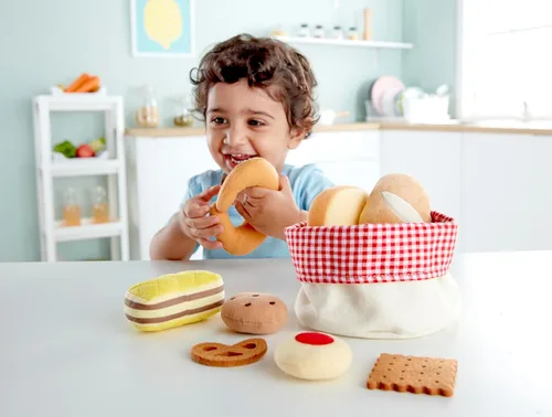 Vista 5 de Hape Cesta de pan para niños pequeños Juego de comida suave para niños, cesta de pan de juguete incluye tostadas, galletas de mermelada, pasteles