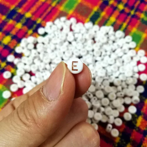 Vista 2 de Amaney - 1000 cuentas redondas de acrílico blanco de 0.236 x 0.186 pulgadas con letras del alfabeto de oro rosa para hacer joyas