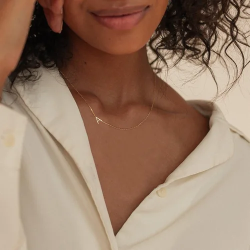 Vista 4 de Collares con inicial para mujer, delicado collar de letra dorada de 14 quilates, chapado en oro de 14 quilates, collar con inicial lateral, lindo