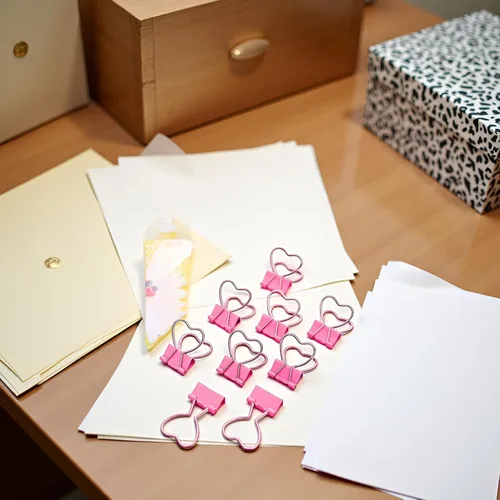 Vista 8 de Clips de metal ahuecados con forma de corazón rosa, notas, cartas, abrazaderas de papel, suministros de oficina, hogar, escuela