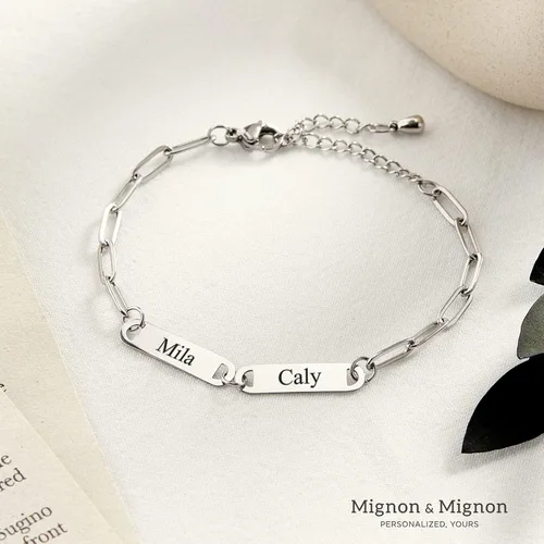 Vista 4 de MignonandMignon Pulsera personalizada con dijes de múltiples nombres, joyería grabada, regalo de amistad para mujeres o mamá, pulsera para parejas