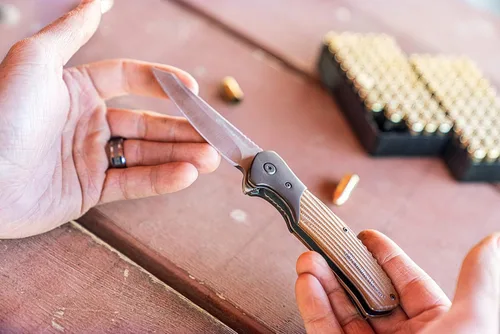 Vista 6 de Smith & Wesson Stave 7.75in High Carbon S.S. Ultra Glide Folding Knife with 3.25in Clip Point Blade and Stainless/G10 Handle for Outdoor