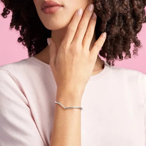 Vista 2 de PANDORA Pulsera de plata de ley pulida con diseño de hueso, joyería, Metal