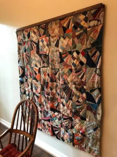 Vista 2 de Colgador de edredón de hasta 65 pulgadas con abrazadera de compresión Estante colgante de pared para mantas, alfombras y colchas Tinte de madera