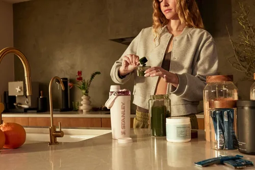 Vista 8 de STANLEY Vitalize - Botella agitadora de 20 onzas Taza agitadora de acero inoxidable aislada y a prueba de fugas Base de almacenamiento y tapa