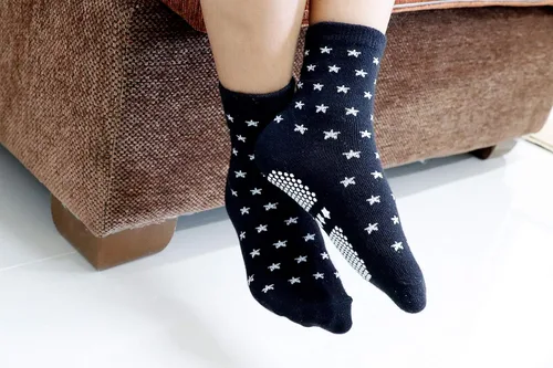 Vista 5 de RATIVE Calcetines antideslizantes antideslizantes con agarres para bebés, niños pequeños y niños pequeños