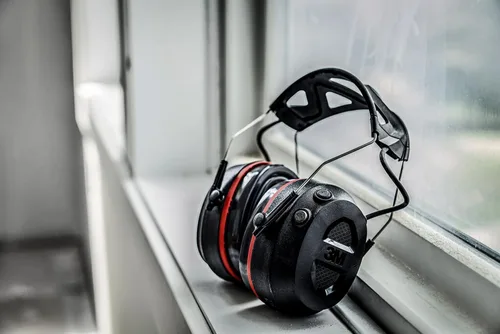 Vista 18 de 3M Pro-Protect + Cojines de Gel - Protector auditivo electrónico, clasificación de reducción de ruido (NRR) de 26 dB, orejeras Bluetooth, altavoces