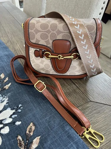 Vista 5 de Bolsos cruzados pequeños para mujer, bolso de cuero, diseño de moda, hebilla dorada