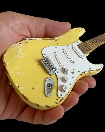 Vista 4 de AXE HEAVEN Yngwie Malmsteen Mini Fender Strat - Réplica de modelo de guitarra con acabado blanco olímpico muy desgastado