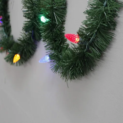Vista 5 de Guirnalda de Navidad de 5.5 metros de Brite Star con luces blancas cálidas - Perfecta para decoración de repisa de chimenea interior o exterior, luz