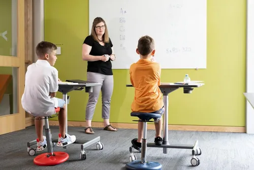 Vista 71 de Kore - Silla de altura ajustable, asiento activo para niños, adolescentes: Mejor que una pelota de equilibrio, asientos flexibles para aula.