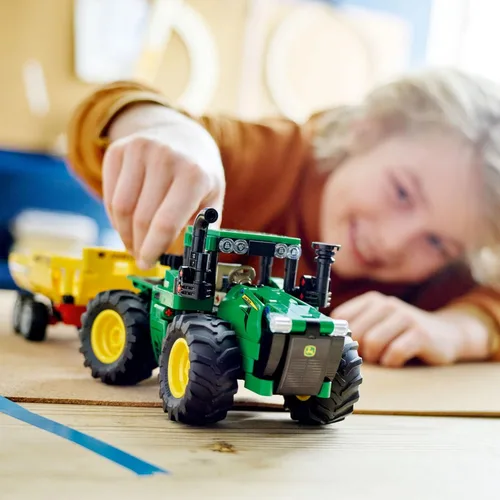 Vista 2 de LEGO Technic John Deere 9620R 4WD Tractor Toy 42136 Juguete de construcción – Modelo coleccionable con remolque, con detalles realistas, juguete