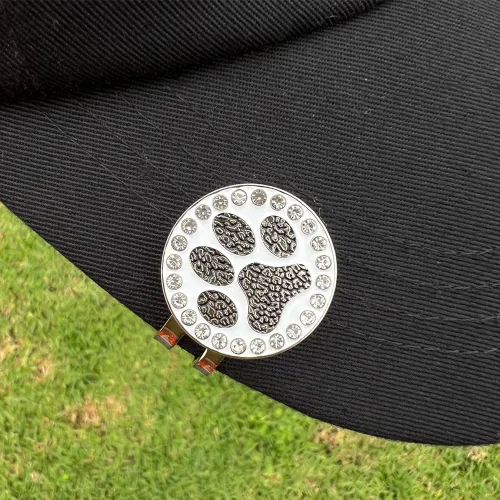 Vista 2 de Giggle Golf Marcador de pelota de golf con estampado de patas brillantes con un clip magnético para sombrero Accesorios de golf divertidos