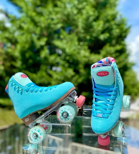 Vista 4 de VNLA Parfait - Patines de ruedas para mujer De moda, cómodos y perfectos para pies anchos Patines de cuatro ruedas de caña alta