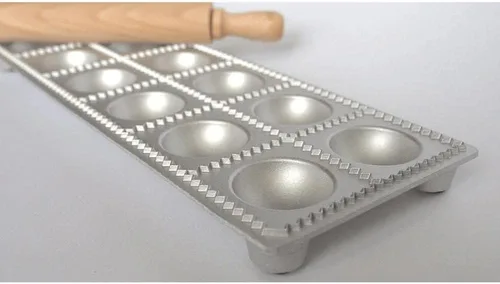 Vista 3 de Eppicotispai Ravioli redondo de aluminio de 12 agujeros con rodillo