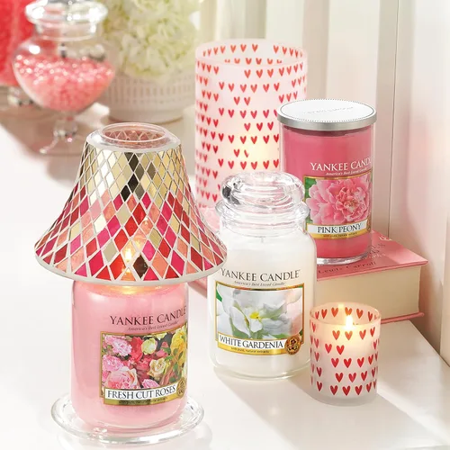 Vista 9 de Yankee Candle Vela perfumada en tarro grande, rosas recién cortadas, hasta 150 horas de tiempo de combustión