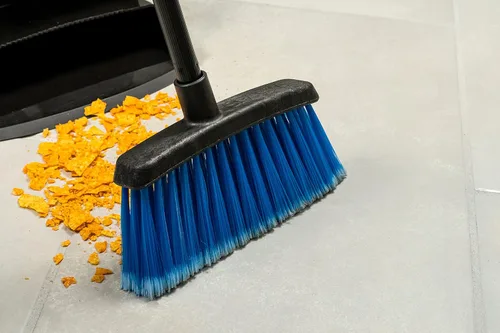 Vista 13 de Carlisle FoodService Products Duo-Sweep Escoba en ángulo de plástico para escombros pequeños con asa, 48 pulgadas, natural, (paquete de 12)