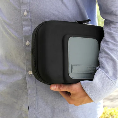 Vista 6 de USA Gear Funda para eliminar callos de pies, carcasa dura, bolsillo de malla y bolsas para accesorios, negro, unisex