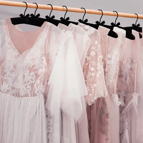 Vista 7 de JS Hanger Percha acolchada para suéteres, perchas extra grandes de 17 pulgadas con cubierta de satén, sin protuberancias de hombro para ropa