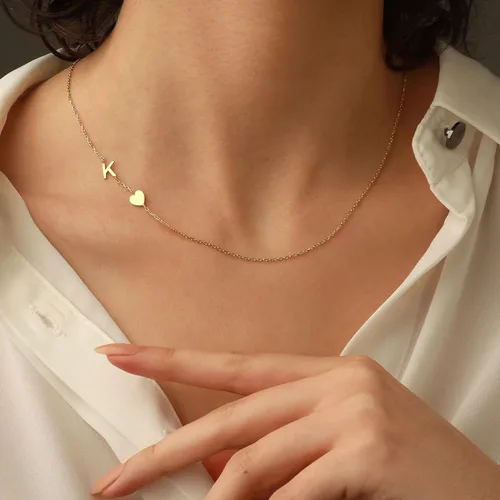 Vista 4 de TOBENY Collar con inicial lateral para mujer, delicado collar de gargantilla con letra de corazón, chapado en oro de 14 quilates, collar