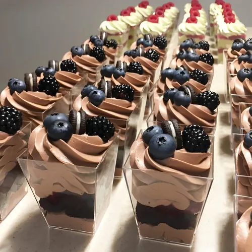 Vista 8 de YunKo Vasos de postre de 5 onzas con tapas planas y cucharas, mini tazas de plástico para parfait y aperitivo, ideales para fiestas, vasos