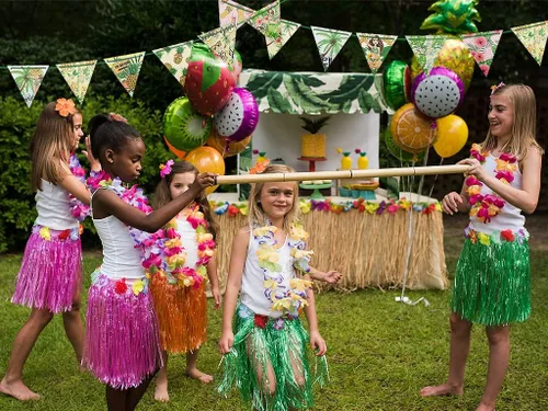 Vista 4 de Apol Juego de 2 decoraciones hawaianas para fiesta de cumpleaños, guirnalda de piña con bandera triangular, verde, cartulina, rectangular, guirnalda