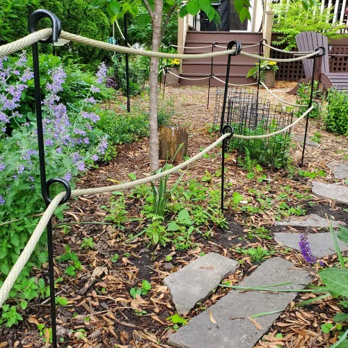 Vista 2 de 42 pulgadas, postes de cuerda dobles/estacas para crear un borde de cuerda alrededor de macizos de flores, árboles, senderos de jardín, pasarelas