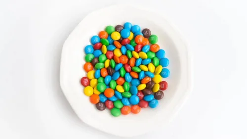 Vista 2 de M&M's - Paquetes de chocolate con leche de tamaño divertido (paquete de 30) (aproximadamente 1 libra)