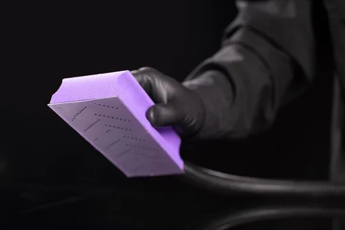 Vista 11 de Rollo de hoja abrasiva 3M Cubitron II Hookit, 34446, Multi-Orificio, 70 mm x 12 m, Grado 180+, Lijado para remoción de recubrimientos automotrices