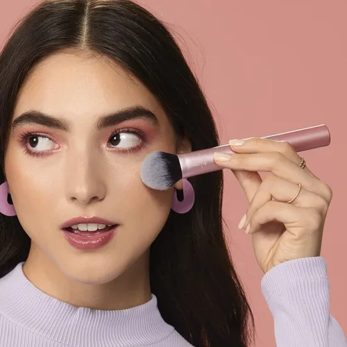 Vista 4 de Real Techniques RT 449 Cepillo de mezcla esponjoso para rubor en polvo e iluminador, cerdas sintéticas ultraafelpadas, cepillo de maquillaje vegano