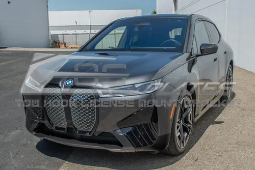 Vista 3 de Reemplazo para modelos BMW iX M-Sport 2022 actuales Placa EOS versión 2 de tamaño completo gancho de remolque para parachoques delantero licencia