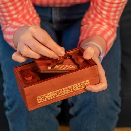 Vista 7 de Bits and Pieces Caja de rompecabezas de dinero secreto – Camuflaje tu dinero en efectivo – Teaser de madera – Compartimento secreto de madera oculto