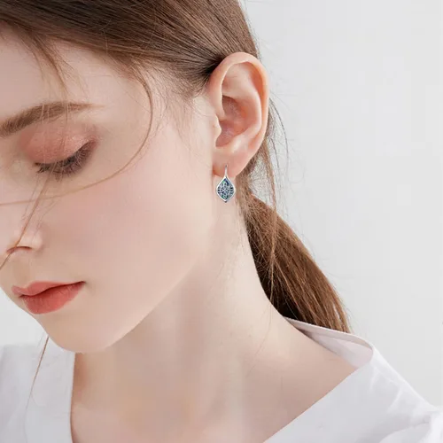 Vista 6 de Aretes de nudo de bruja celta de plata de ley 925, aretes de bruja de concha de abulón, aretes celtas con nudo de bruja, regalos de joyería