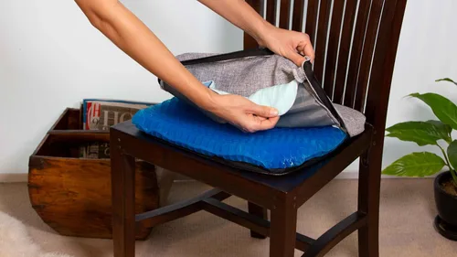 Vista 7 de remedic Cojín de asiento de gel impermeable con almohadilla de incontinencia incorporada, cómodo cojín para silla para sentarse durante mucho