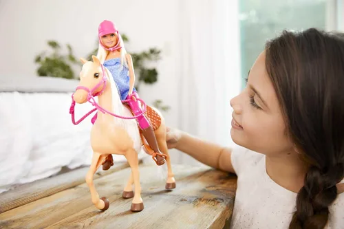 Vista 2 de Barbie Playset con muñeca rubia de moda en atuendo de montar y caballo castaño claro con silla, brida y riendas (exclusivo de Amazon)