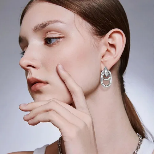 Vista 2 de Aretes colgantes geométricos dorados para mujer, aretes colgantes de eslabones largos