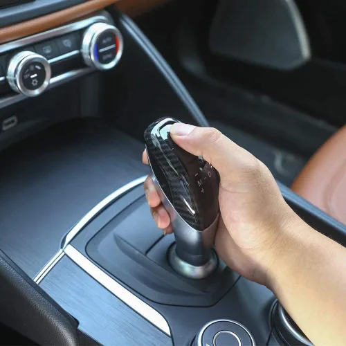Vista 3 de Para Alfa Romeo Giulia Stelvio 2017-2019 Cubierta de la cabeza de cambio de engranajes de plástico ABS negro carbón Accesorios de coche