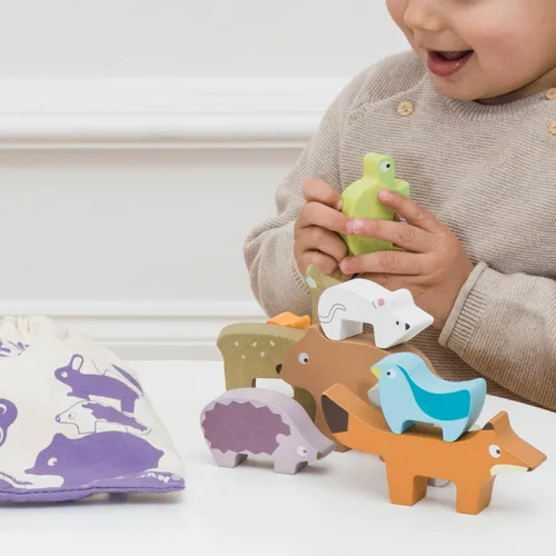 Vista 5 de Le Toy Van - Rompecabezas de madera Petilou Forest Stacker y bolsa de juguete educativo para actividades de equilibrio Gran regalo para niños